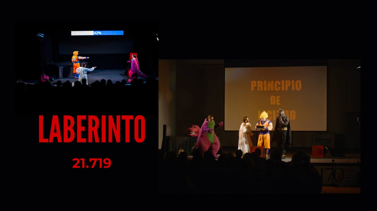 Función de Laberinto 21.719: personajes en escena frente a una pantalla, en un momento clave del conflicto de la obra