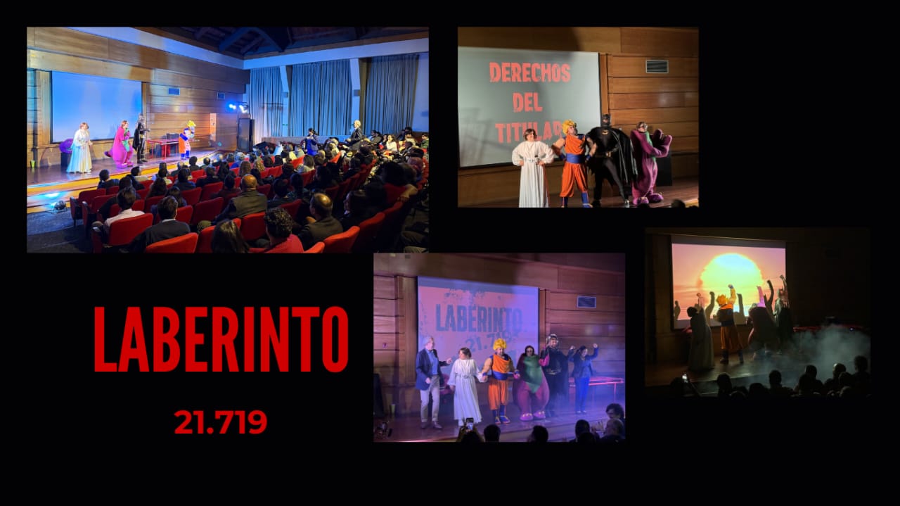Collage de otra función de Laberinto 21.719: elenco completo en escena junto al público, con la pantalla Derechos del Titular